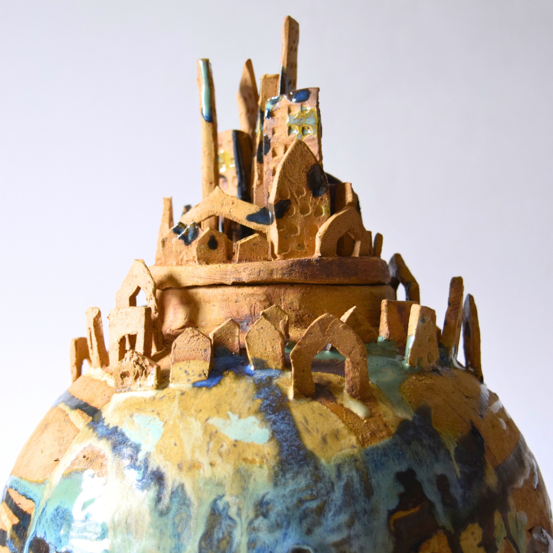Scope, Gaby - Moon jar with lid and cityscape  "Meridian"