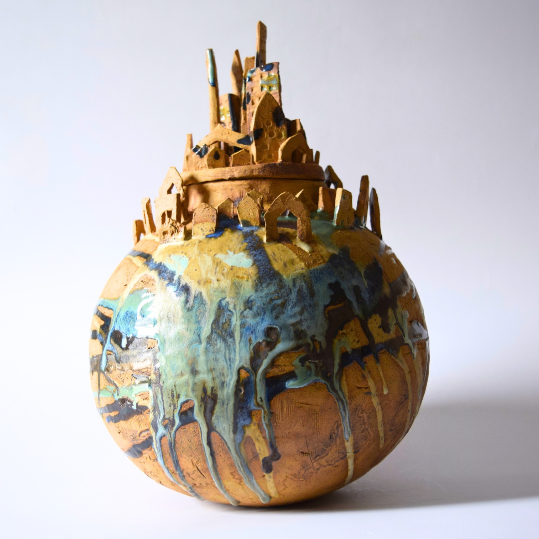 Scope, Gaby - Moon jar with lid and cityscape  "Meridian"