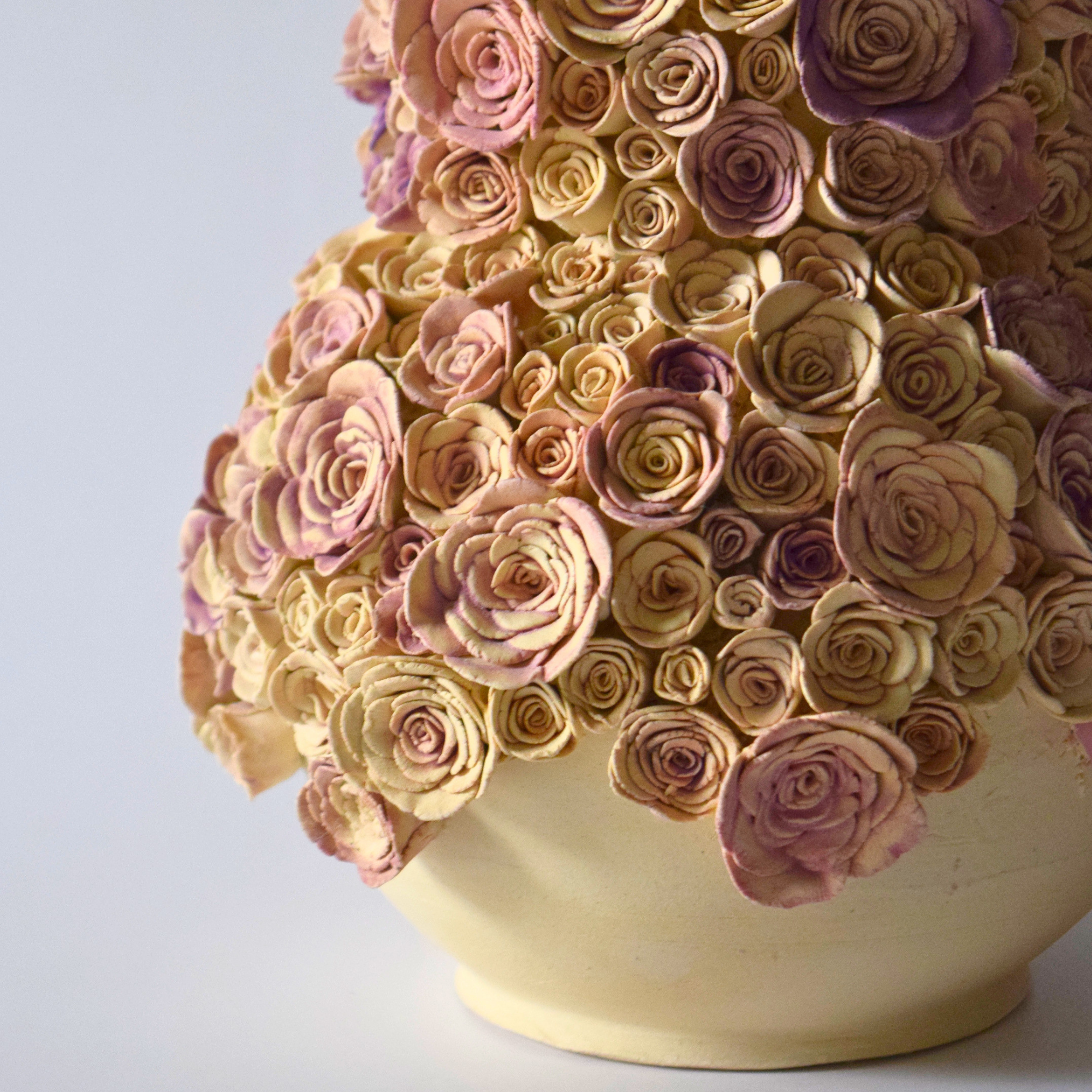 Corn, Wendy - Vase with roses 01
