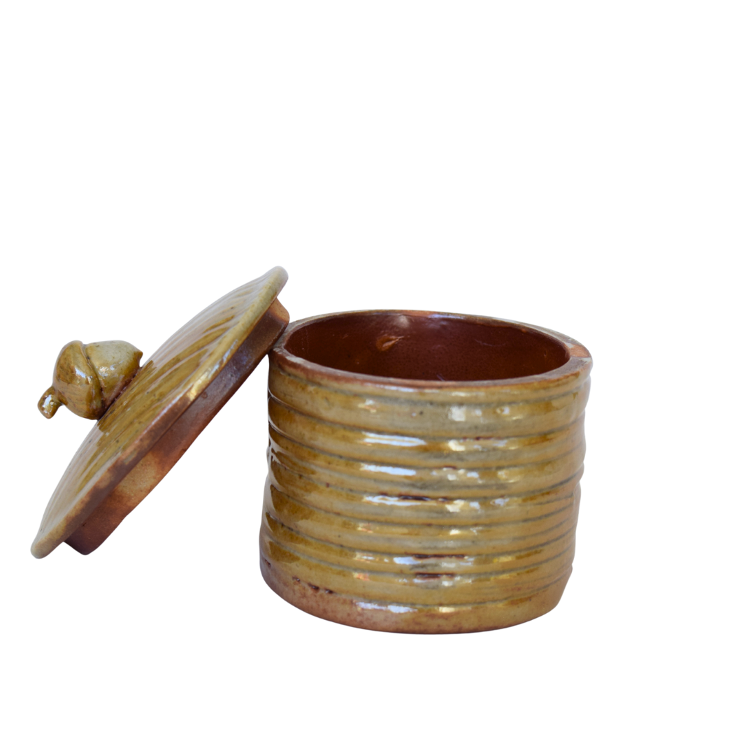Larose, Lysanne - Oval box with acorn knob