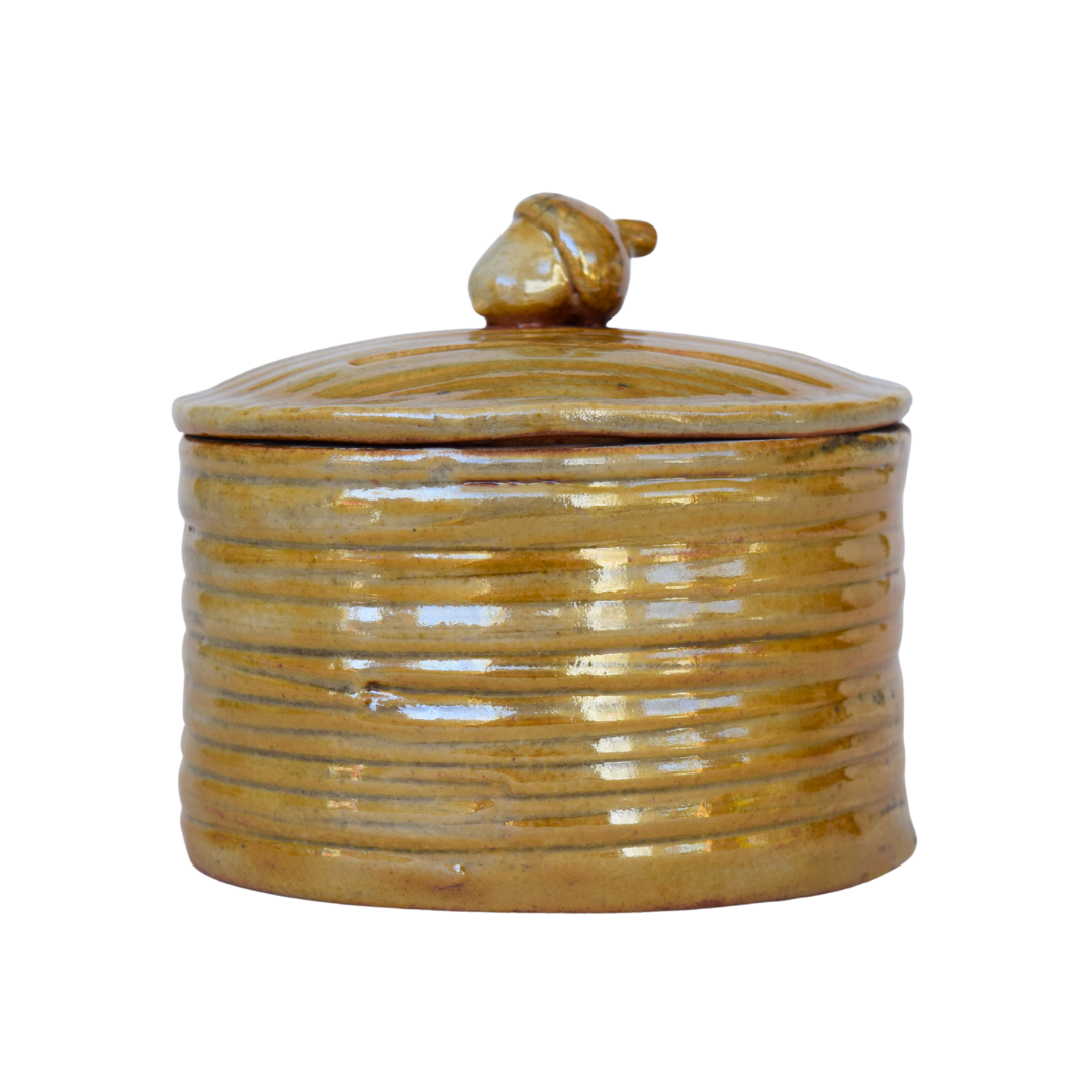Larose, Lysanne - Oval box with acorn knob